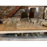 A LARGE QUANTITY OF GLASSWARE TO INCLUDE WINE GLASSES ETC