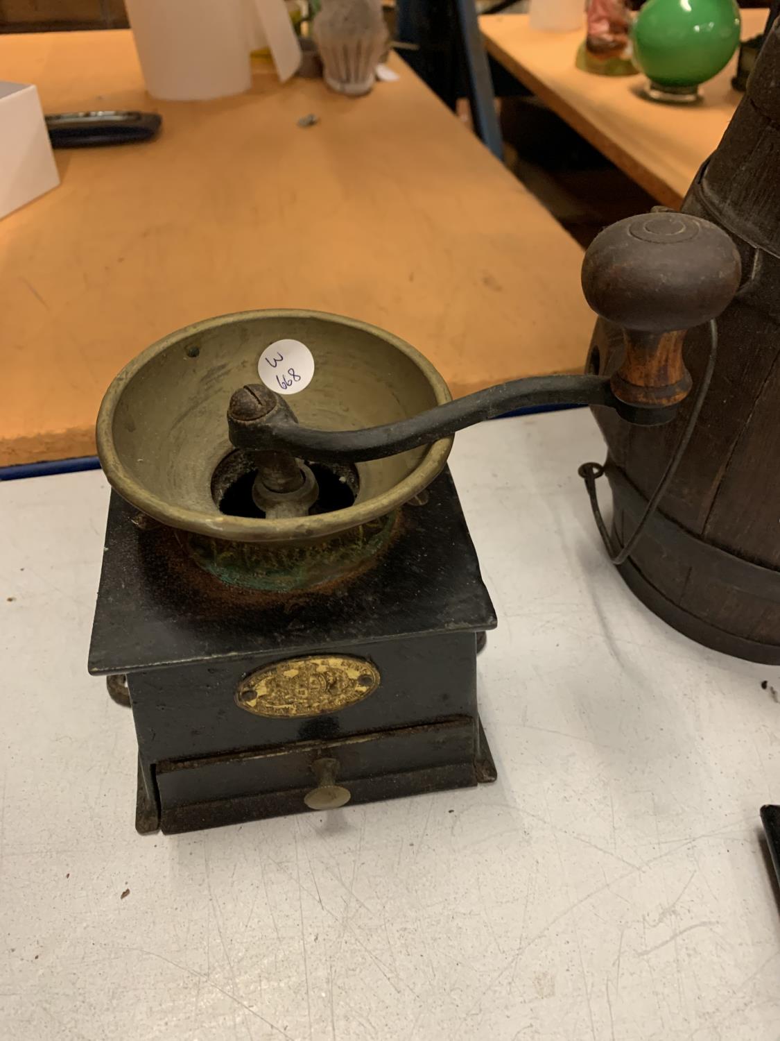 A TRIO OF VINTAGE WOODEN AND BRASS WARETO INCLUDE A BRANDY BARREL AND COFFEE GRINDER - Image 3 of 4