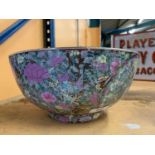 A LARGE CHINESE CANTON FAMILLE ROSE FRUIT BOWL WITH SIX CHARACTER DOUBLE RING MARK TO BASE