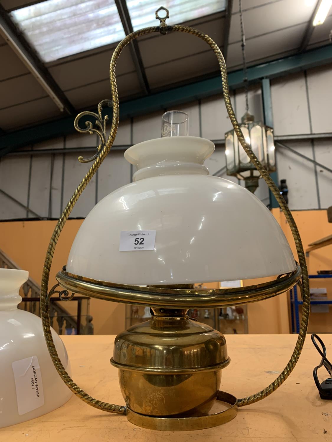 A DECORATIVE BRASS OIL LAMP WITH AN OPAQUE GLASS SHADE AND HANGING HANDLE. TO INCLUDE A SPARE SHADE - Image 2 of 3