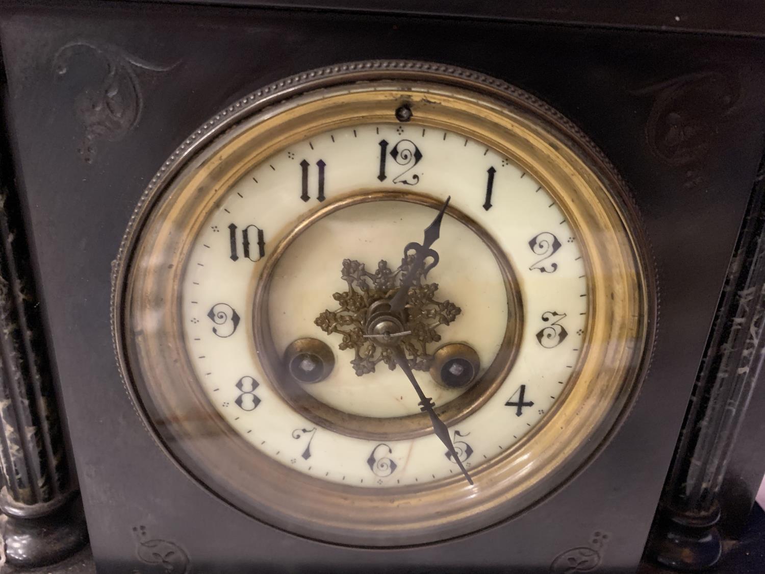 A VINTAGE POLISHED SLATE AND MARBLE MANTLE CLOCK - Image 2 of 5