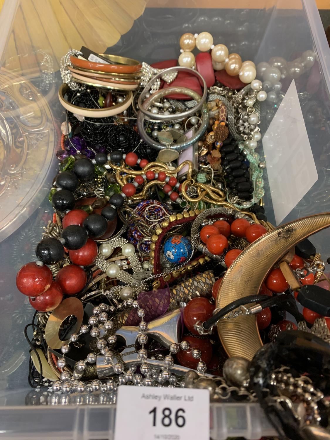 A LARGE QUANTITY OF ASSORTED COSTUME JEWELLERY - Image 2 of 3