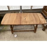 A VINTAGE ERCOL ELM COFFEE TABLE ON TURNED LEGS, 41x18" WIDE