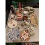AN ECLECTIC MIX OF CERAMIC WARE TO INCLUDE DECORATIVE PLATES