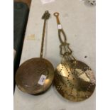 TWO PIECES OF DECORATIVE BRASSWARE TO INCLUDE A VINTAGE BED PAN