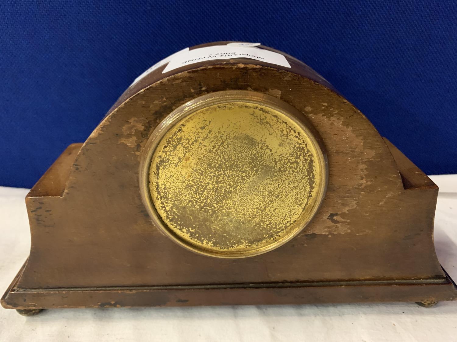 A WOODEN MANTLE CLOCK WITH INLAY DETAIL AND BRASS FACE SURROUND - Image 3 of 5