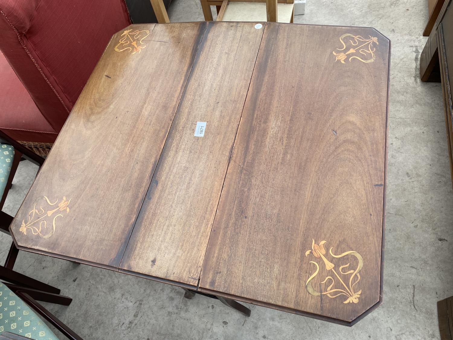 A 19TH CENTURY MAHOGANY AND INLAID SUTHERLAND TABLE WITH CANTED CORNERS - Bild 2 aus 4