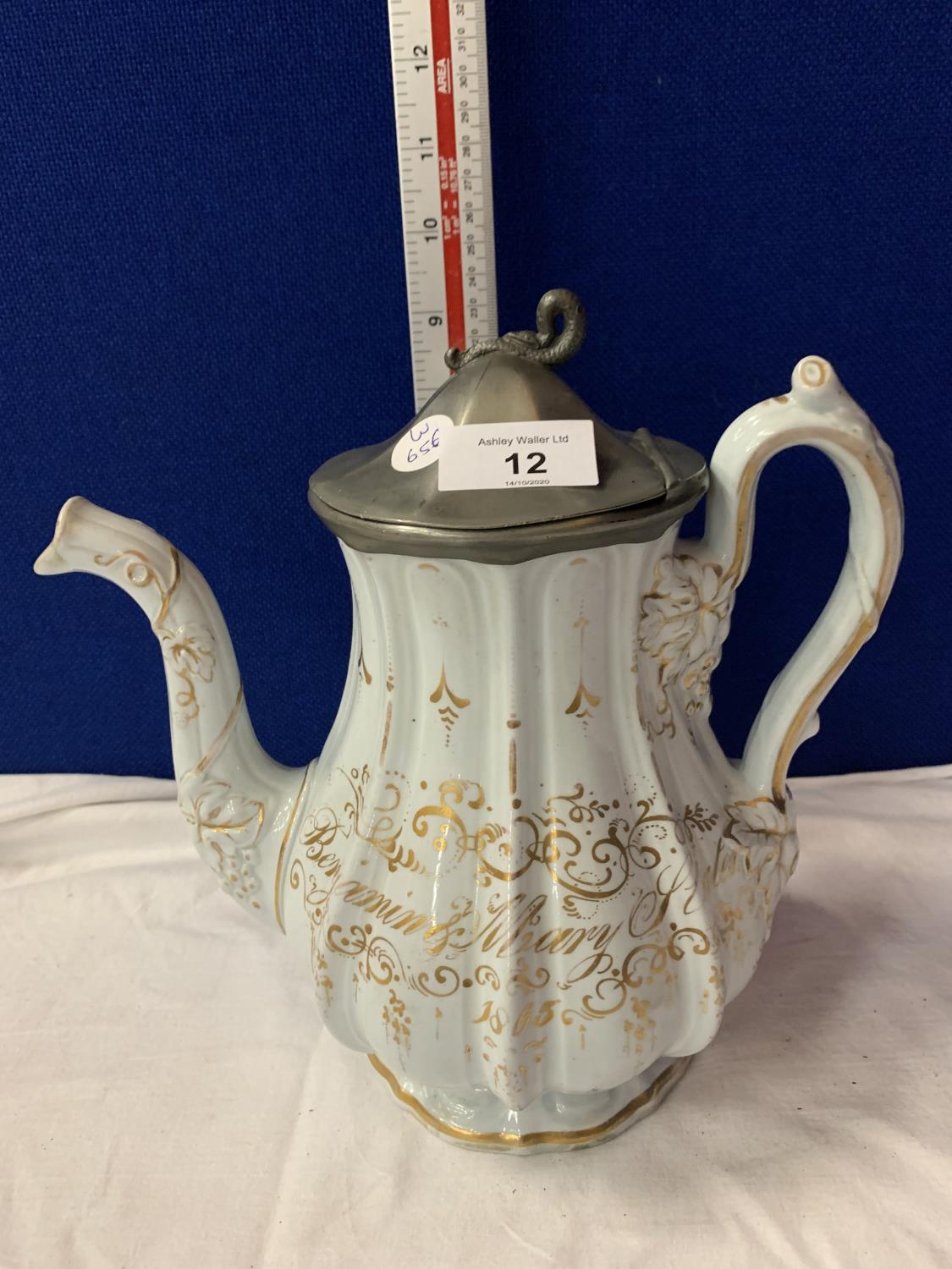 A STAFFORDSHIRE STONEWARE 'SMEAR GLAZE' COFFEE POT WITH METAL HINGED LID AND GOLD PAINTED DETAIL - Image 5 of 5