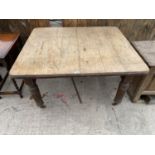 AN EARLY 20TH CENTURY SCRUB TOP WIND OUT KITCHEN TABLE