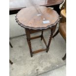 AN EARLY 20TH CENTURY OAK BARLEYTWIST OCCASIONAL TABLE, 19" DIAMETER