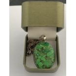 A BOXED STAMPED 925 SILVER MULTI GREEN STONE PENDANT WITH CHAIN