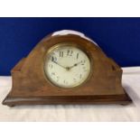 A WOODEN MANTLE CLOCK WITH INLAY DETAIL AND BRASS FACE SURROUND