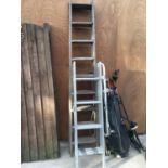 A VINTAGE NINE RUNG STEP LADDER, AN ALUMINIUM LOFT LADDER AND A SET OF VINTAGE DRAINING RODS