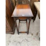 AN EARLY 20TH CENTURY OAK OCCASIONAL TABLE ON BARLEY TWIST SUPPORTS