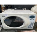 A DELONGHI 800W MICROWAVE BELIEVED IN WORKING ORDER BUT NO WARRANTY