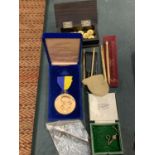 VARIOUS ITEMS TO INCLUDE A BOXED MEDAL, BUTTONS, WATCH KEYS, PENS ETC