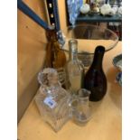 AN ASSORTMENT OF GLASSWARE TO INCLUDE A TYRONE IRISH CUT DECANTER AND A LARGE FRUIT BOWL