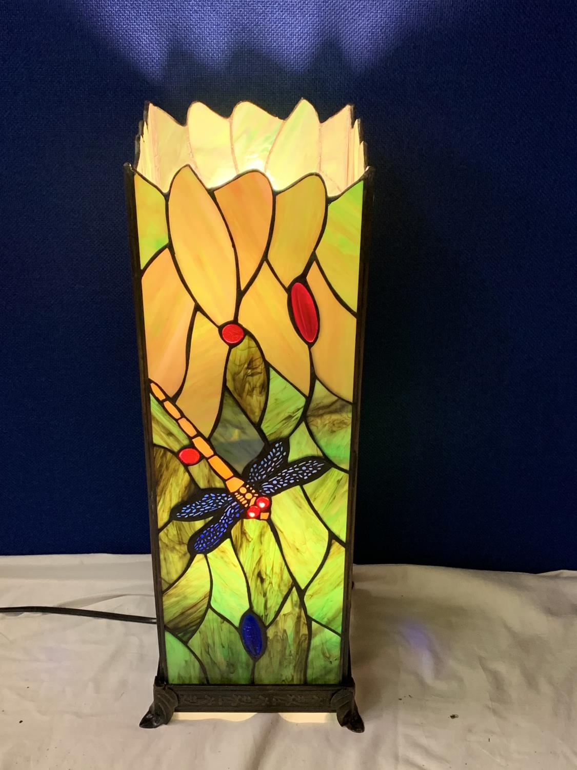 A LARGE TABLE LAMP IN THE ART DECO STYLE WITH DRAGONFLY DECORATION