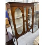 AN INLAID MAHOGANY DISPLAY CABINET WITH TWO GLAZED DOORS