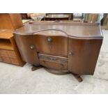 A MID 20TH CENTURY OAK SIDEBOARD