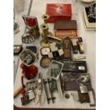 AN ASSORTMENT OF VINTAGE COLLECTABLES TO INCLUDE CANDLESTICKS, LAMP, CLOCK, MINCER, PENKNIFE,