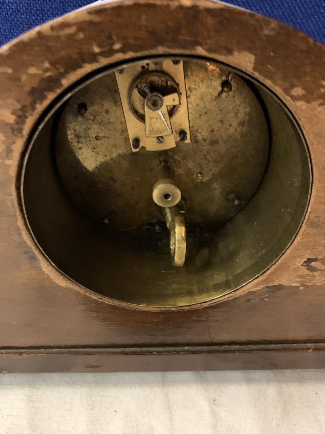 A WOODEN MANTLE CLOCK WITH INLAY DETAIL AND BRASS FACE SURROUND - Image 4 of 5