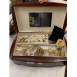 A LARGE WOODEN JEWELLERY BOX CONTAING COSTUME JEWELLERY, TO INCLUDE RINGS ETC