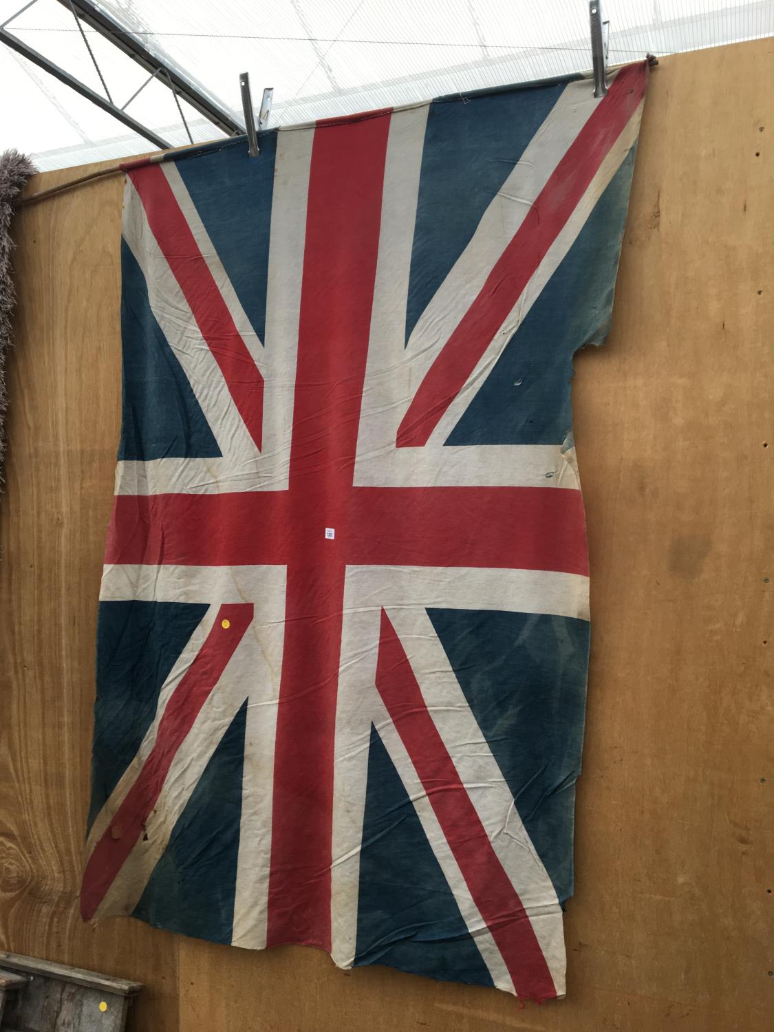 A LARGE VINTAGE CLOTH UNION JACK FLAG 170CM X 110CM - Bild 2 aus 2