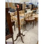 AN EDWARDIAN MAHOGANY STANDARD LAMP WITH PARTIALLY TURNED AND KNURLED COLUMN