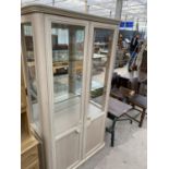 A MODERN TWO DOOR DISPLAY CABINET WITH SHELVES TO THE BASE, 40" WIDE