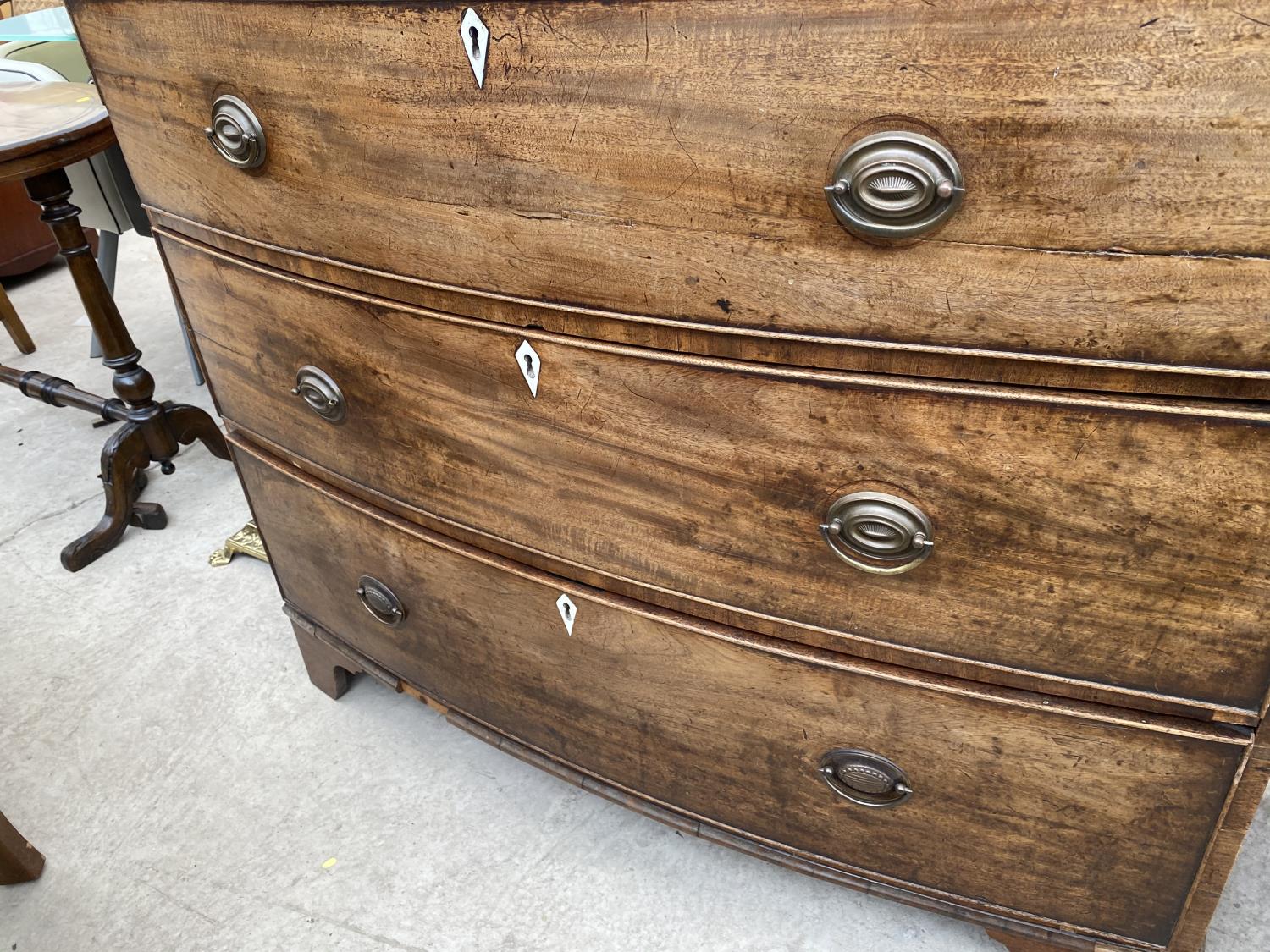 A 19TH CENTURY MAHOGANY AND CROSSBANDED BOWFRONTED CHEST OF THREE DRAWERS, 43" SIDE - Image 3 of 4