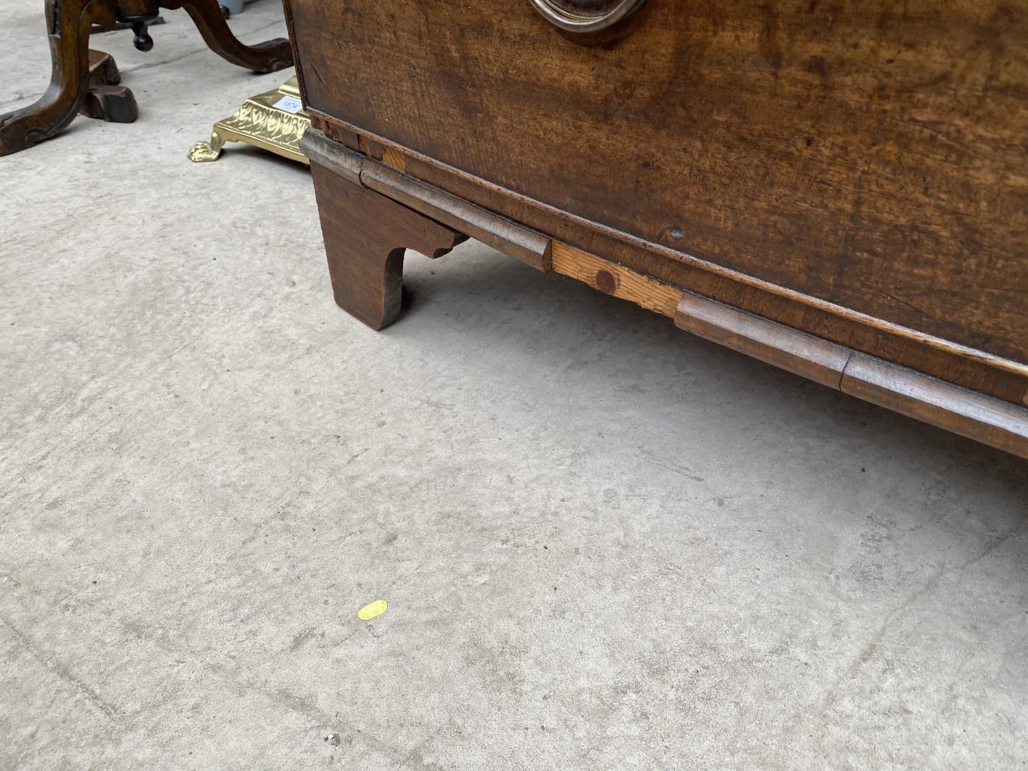 A 19TH CENTURY MAHOGANY AND CROSSBANDED BOWFRONTED CHEST OF THREE DRAWERS, 43" SIDE - Image 4 of 4