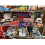 A LARGE COLLECTION OF BOARD GAMES & PUZZLES, TWO GAME COMPENDIUMS ETC.