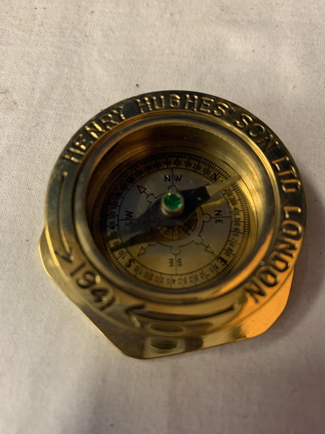 A HENRY HUGHES SON LTD BRASS COMPASS MADE FOR THE ROYAL NAVY AND DATED 1941 TO INCLUDE A WOODEN - Bild 2 aus 4