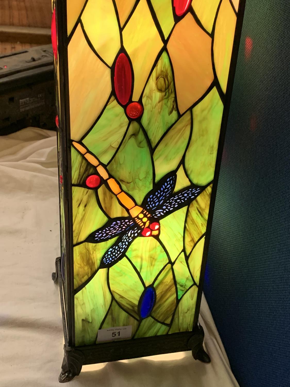 A LARGE TABLE LAMP IN THE ART DECO STYLE WITH DRAGONFLY DECORATION - Image 3 of 3