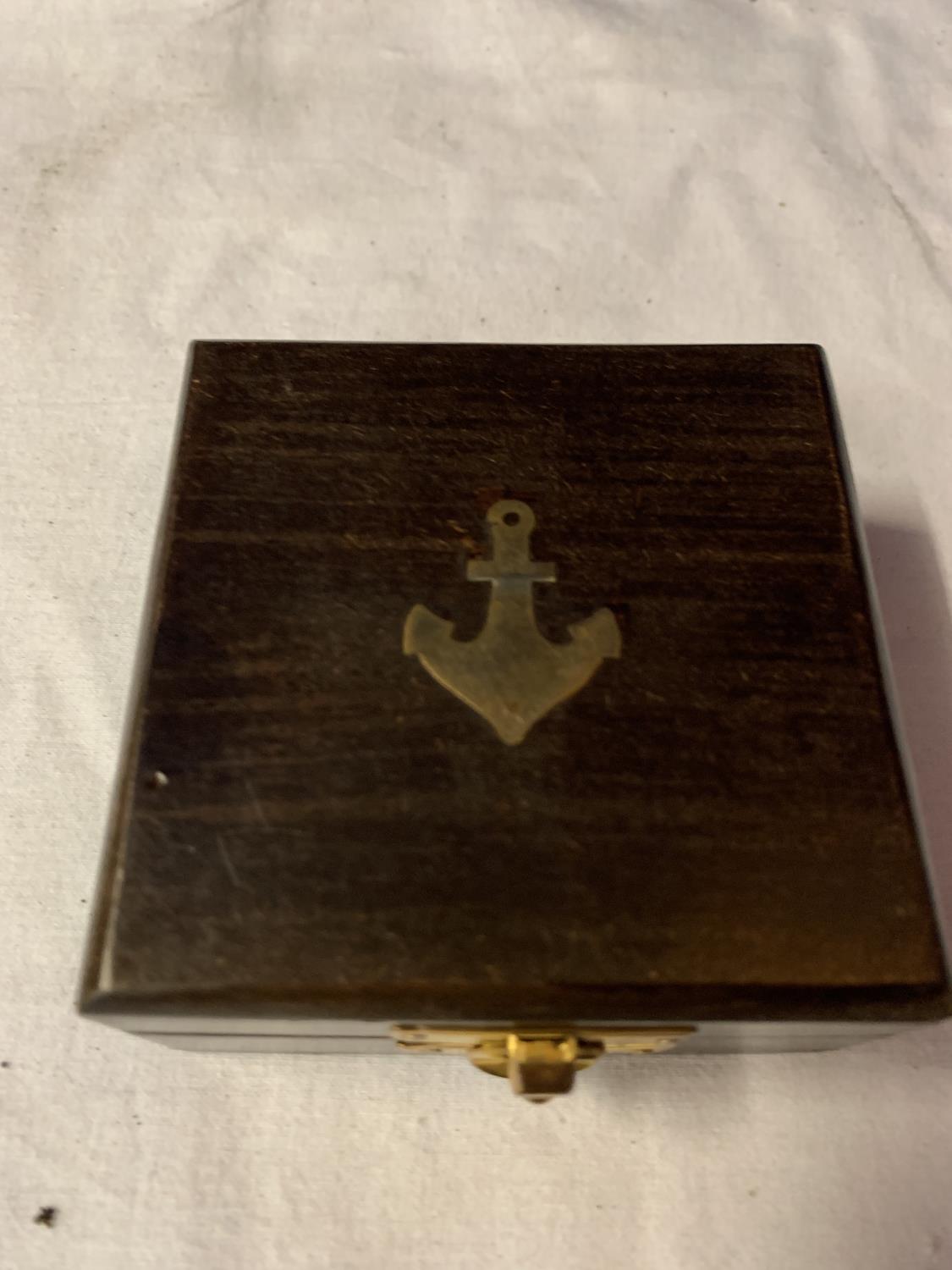 A HENRY HUGHES SON LTD BRASS COMPASS MADE FOR THE ROYAL NAVY AND DATED 1941 TO INCLUDE A WOODEN - Bild 4 aus 4