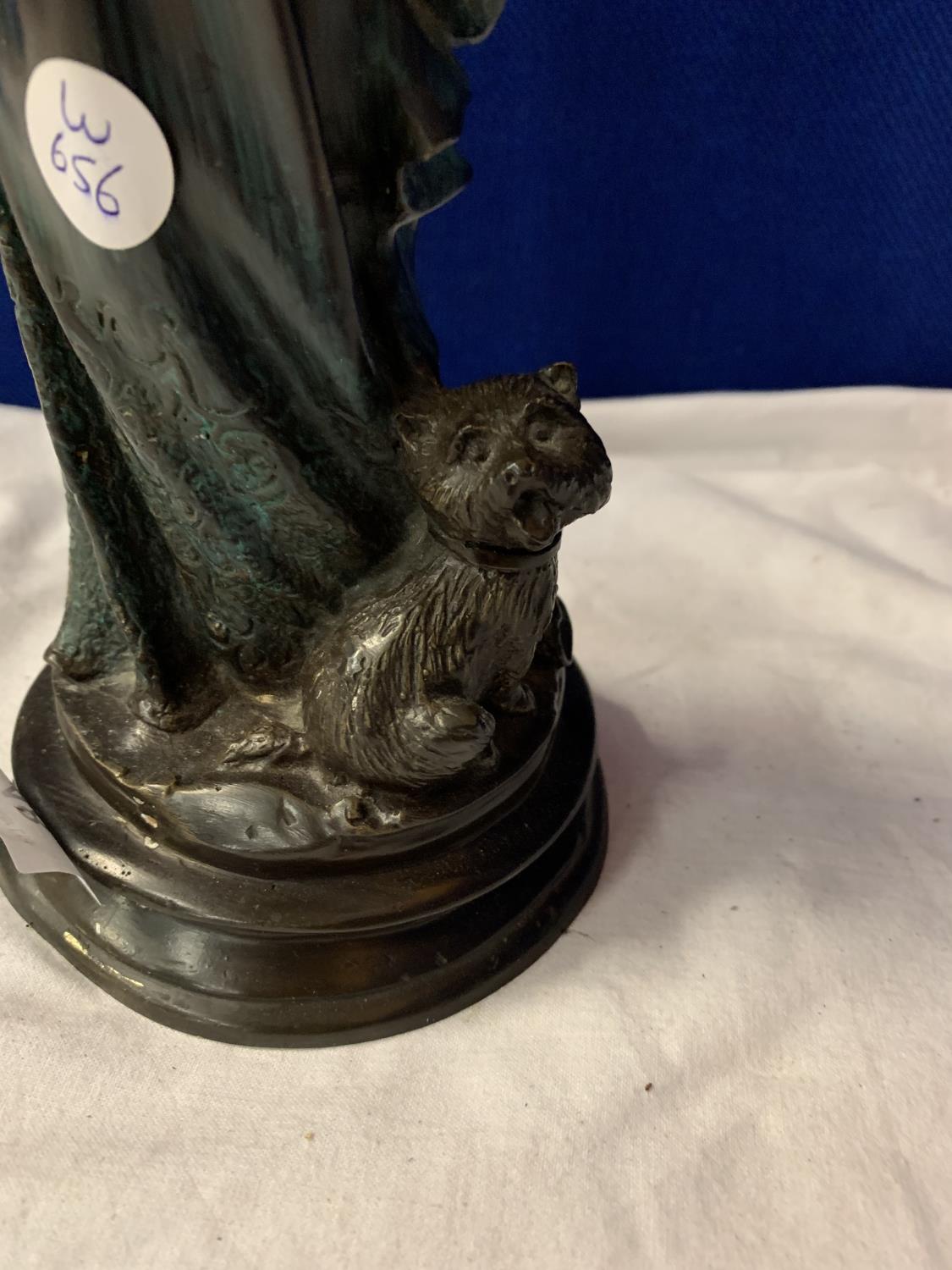 A BRONZE FIGURINE AN OF EDWARDIAN LADY WITH HER DOG - Image 4 of 5