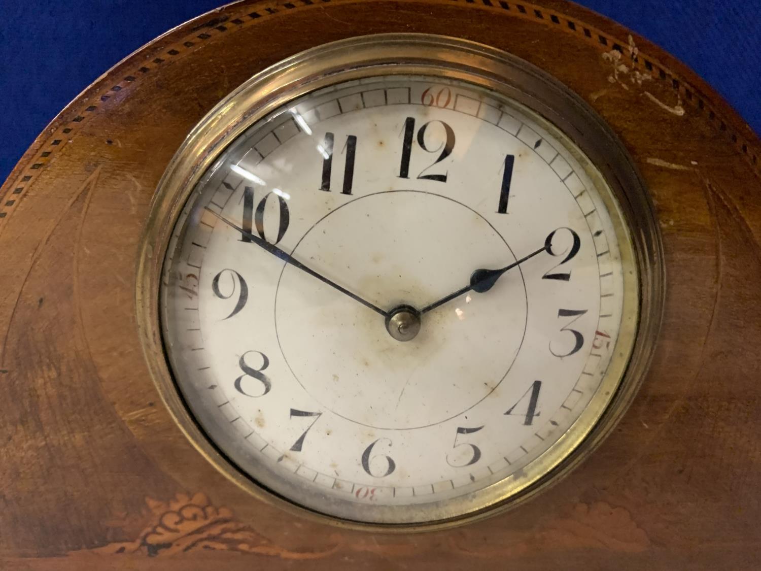 A WOODEN MANTLE CLOCK WITH INLAY DETAIL AND BRASS FACE SURROUND - Image 2 of 5