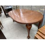 AN EDWARDIAN MAHOGANY WIND-OUT DINING TABLE ON CABRIOLE LEGS, 72x41" INCLUDING EXTRA LEAF