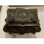 AN ORNATE HINGED METAL TRINKET BOX TO INCLUDE CONTENTS