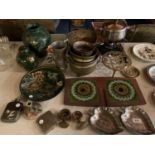 AN ASSORTMENT OF CERAMIC AND METAL WARE TO INCLUDE A CIGARETTE CASE, BRASS TRIVET ETC