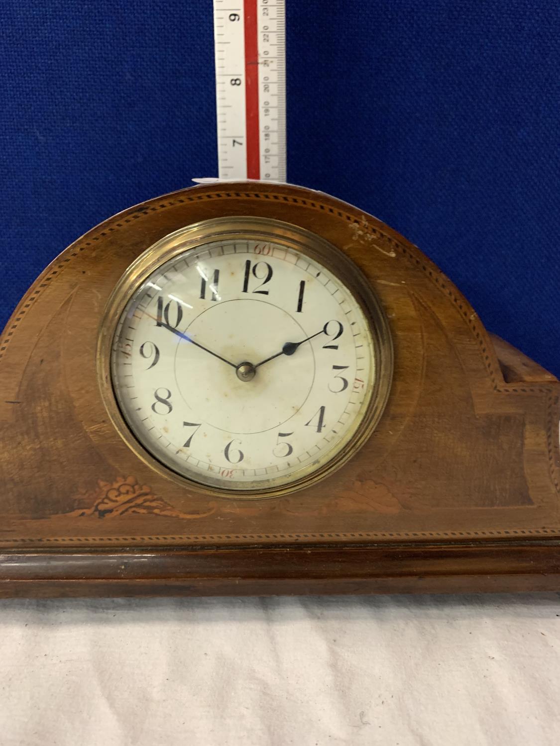 A WOODEN MANTLE CLOCK WITH INLAY DETAIL AND BRASS FACE SURROUND - Image 5 of 5