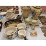 AN ASSORTMENT OF CERAMICS TO INCLUDE A PAIR OF ROYAL DOULTON DICKENS WARE VASES