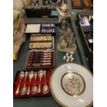 A QUANTITY OF FLATWARE AND COLLECTABLES TO INCLUDE CAKE KNIVES AND FORKS, THIMBLES ETC