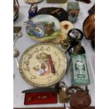 AN ECLECTIC SELECTION OF VINTAGE ITEMS TO INCLUDE A ROYAL DOULTON DECORATIVE PLATE