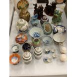 A LARGE COLLECTION OF ORIENTAL STYLE CERAMIC ITEMS TO INCLUDE VARIOUS LIDDED JARS