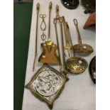 A SELECTION OF BRASSWARE TO INCLUDE A TRIVET AND FIRESIDE SET