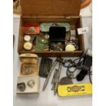A WOODEN HAMLET CIGAR BOX CONTAINING SEVERAL ITEMS TO INCLUDE COSTUME JEWELLERY ETC