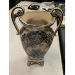 A TWO HANDLED BLUE AND WHITE DECORATIVE VASE IN AN ORIENTAL STYLE