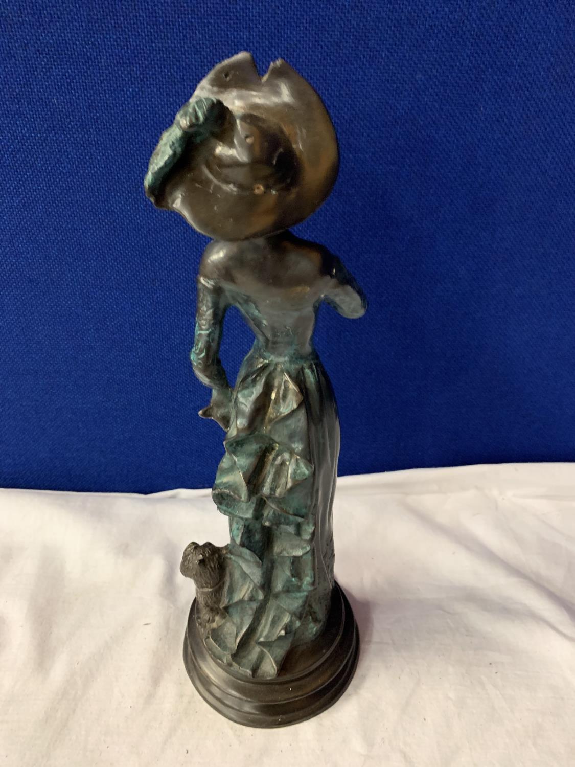 A BRONZE FIGURINE AN OF EDWARDIAN LADY WITH HER DOG - Image 2 of 5